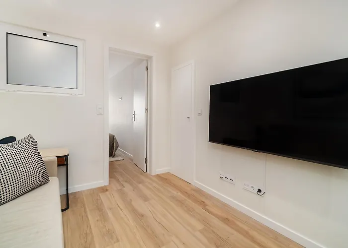 Whome Old Town Flat With A Modern Touch شقة *