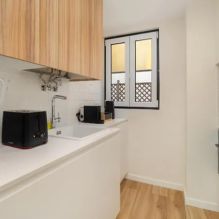 Whome Old Town Flat With A Modern Touch 아파트